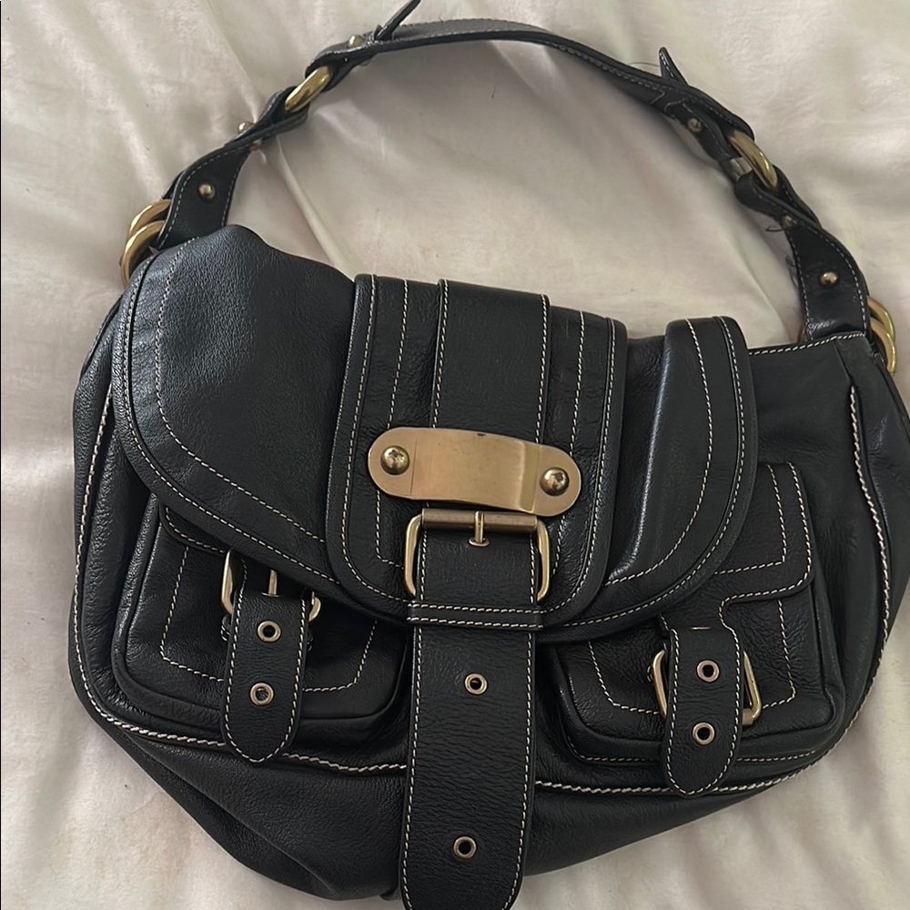 MARC JACOBS Elegant Black and Gold Leather Shoulder Bag